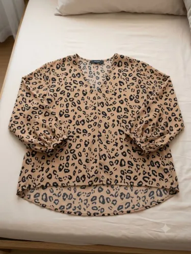 Blusa Feminina Soltinha Estampa Animal Print Oncinha (Detalhe na Manga)