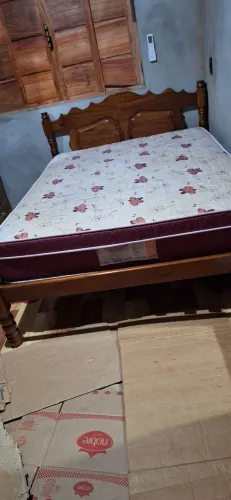 Vende-se uma cama de casal com um colchão
