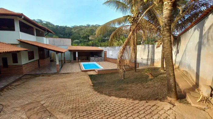 Vendo uma casa muitos espaçoso com varanda e área gourmet