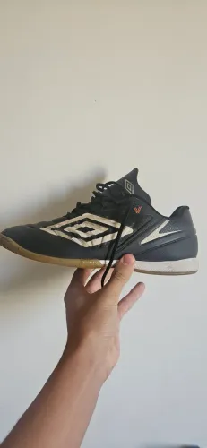 Chuteira Futsal Umbro Sala V Club Unissex - Preto+Grafite
