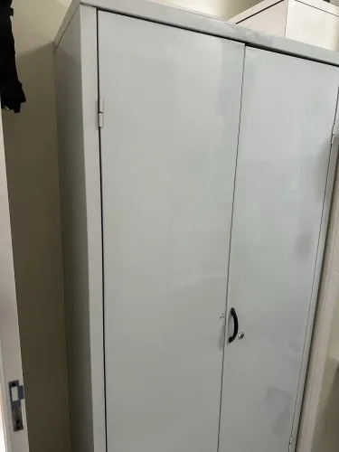 Armário de aço 2 portas usado em excelente estado