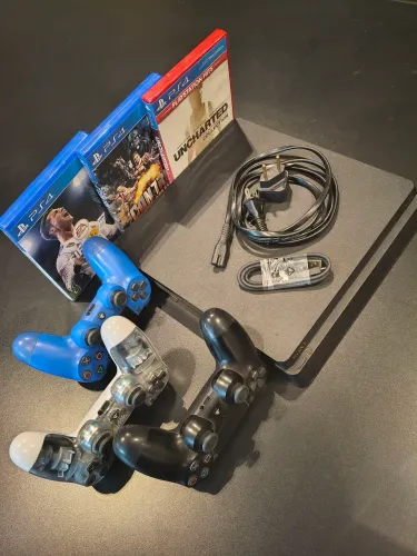 Sony PlayStation 4, especificamente o modelo CUH-2115B.