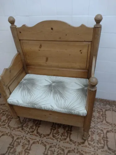 Antiga poltrona baú.