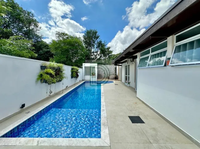 MODERNA, TÉRREA E COMPLETA NA GRANJA VIANA! 3 suítes - Piscina - SPA - Ofurô - Sauna