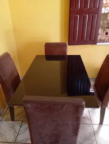 Vendo lindo jogo de jantar com tampa de vidro com 4 cadeiras todas com almofadas 