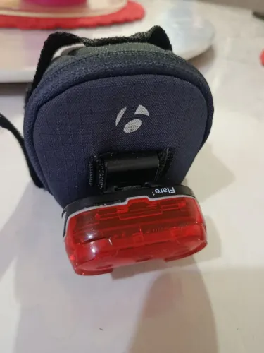 Bolsa para selim com lanterna acoplada