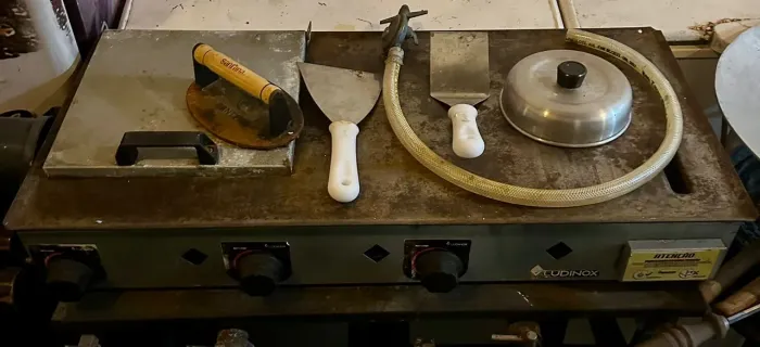 Vendo 1 Chapa a gás de 3 acendedores com utensílios.