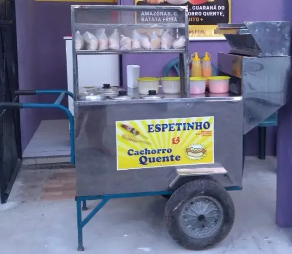 Carroça de cachorro quente e espetinho por 700