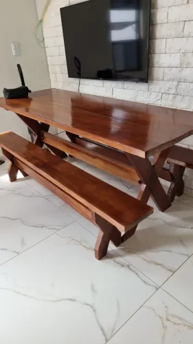 Mesa de madeira maciça 