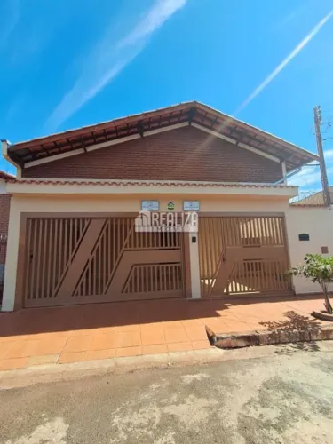 Casa com 3 Quarto(s) e 4 banheiro(s) para Alugar, 10 m² por R$ 2800 / Mês
