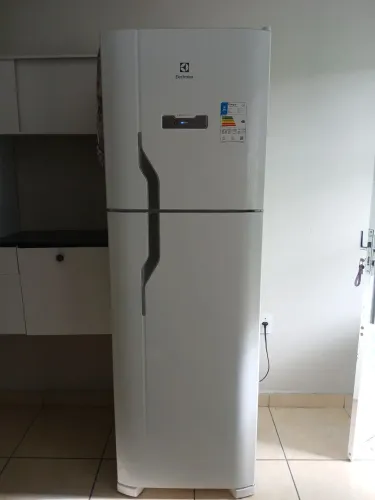 Vendo geladeira simi nova