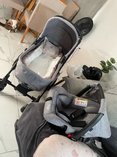Carrinho de bebê moises e bebe conforto cosco semi novo