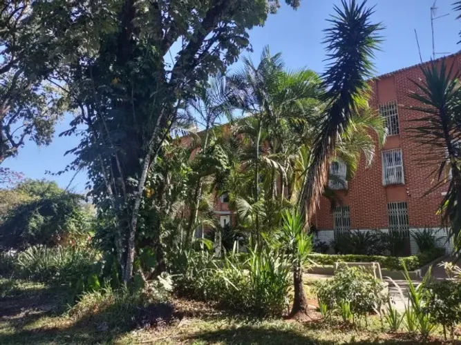 Vendo apartamento na 411 sul. 2 Quartos dois banheiros sendo uma suíte.