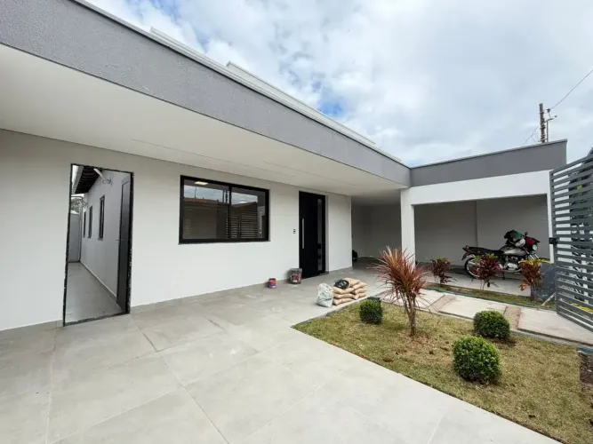 Casa linear com 3 quartos sendo1 suíte 2 banheiros 2 vagas