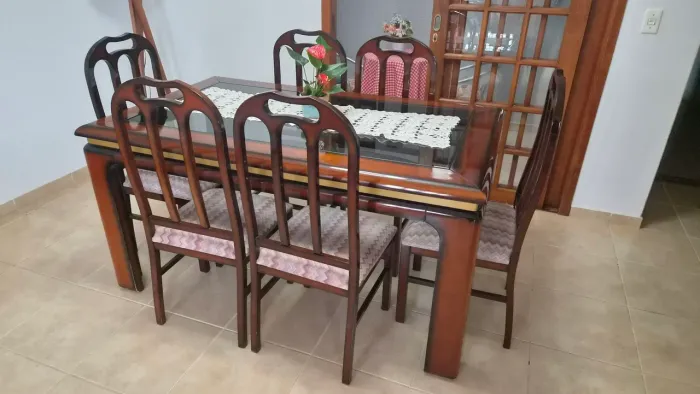 Mesa, cadeiras, buffet, centro e lateral.