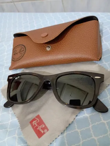 Óculos de sol Rayban Wayfarer original,novos sem arranhões.