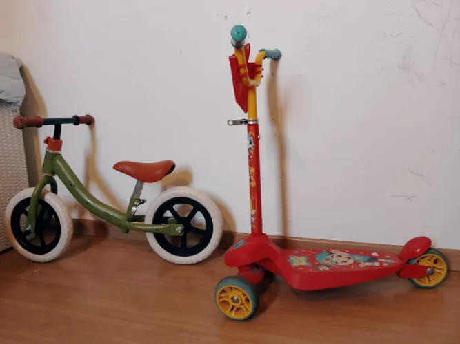 Vendo bicicleta de equilíbrio e um patinete 100 reais cada