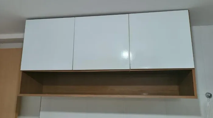 Armário aéreo com nicho