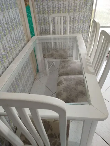 Mesa grande em madeira com 4 cadeiras