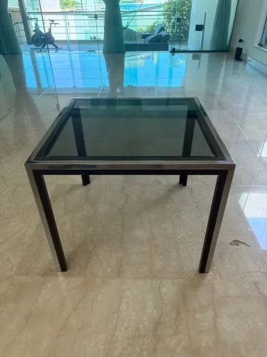 Mesa de centro com Tampo de Vidro e Estrutura Metálica