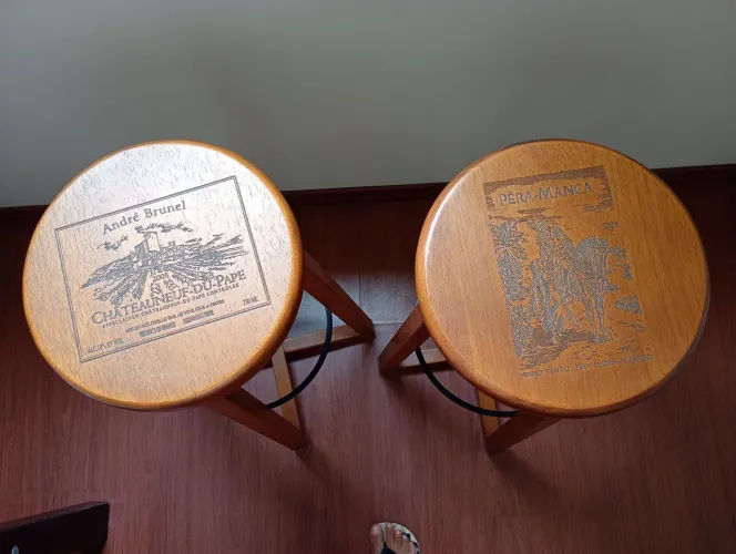 Par de banquetas altas em madeira com gravação.