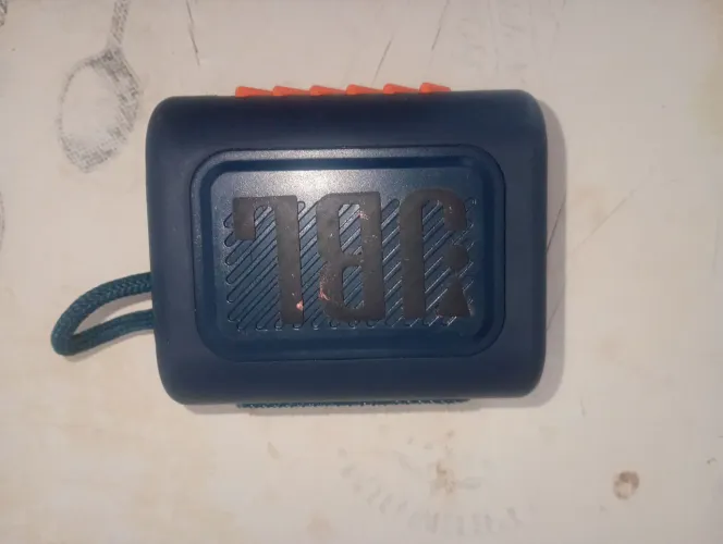Estou vendendo Caixa de som JBL original com carregador de 100 por 50