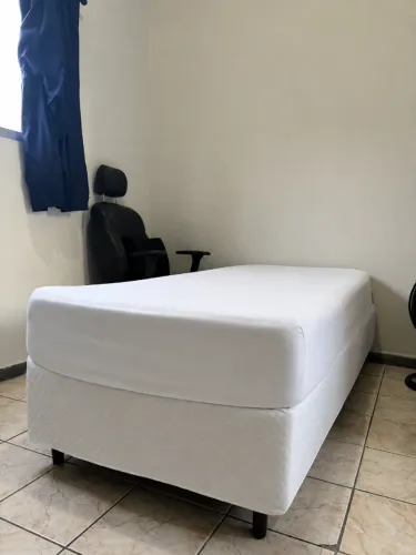 Box de solteiro + colchão + roupas de cama