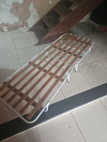 Cama dobrável de ferro