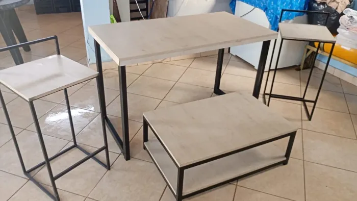 Conjunto de mesa e cadeira para festa