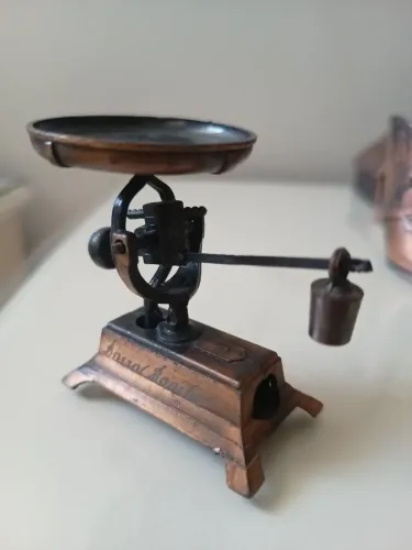 Balança antiga miniatura de ferro apontador