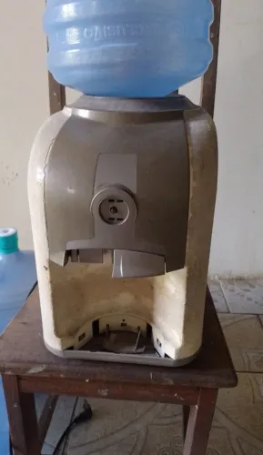Vendo um bebedouro Esmaltec usado com 4 garrafões