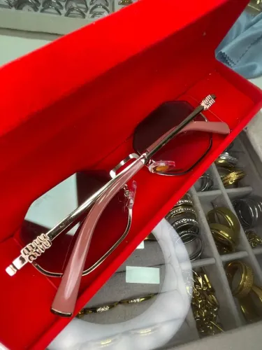 Óculos de sol explosivos estilo e Glamour com o detalhe cravejado na lateral