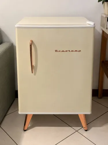 Geladeira Brastemp Retrô Creme com detalhes Rosé