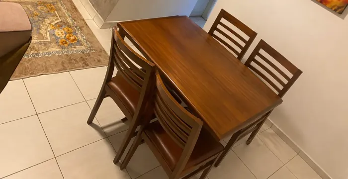 Mesa madeira com 4 cadeiras