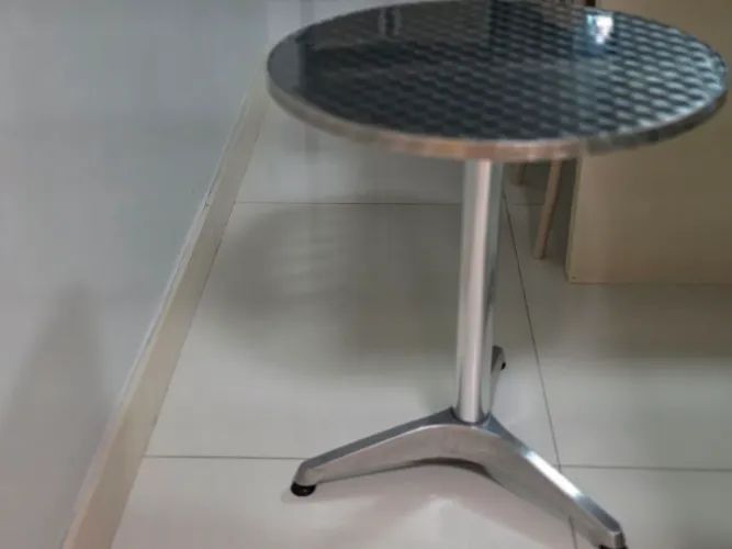 Mesas bistrô alumínio,semi-novas, altura 0,70, tampo 60cm,