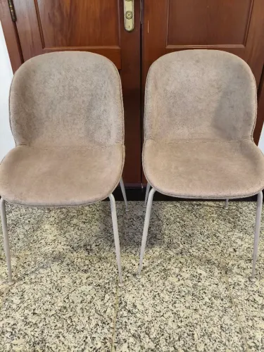 Par de cadeiras estofadas com pés metálicos