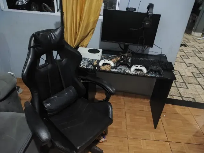 Setup Gamer completo : Mesa gamer, cadeira gamer, controles, fone, mouse, teclado, webcam.