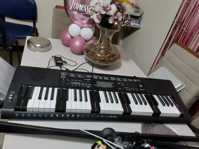 Teclado musical do tipo piano com suporte