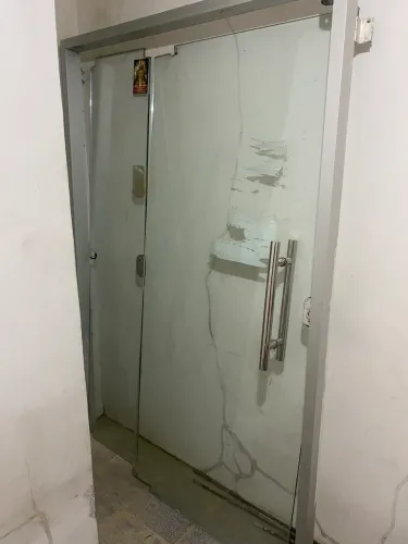Porta de Vidro Temperado Pivotante (Pino) 1,24m x 1,97m com Puxador Inox