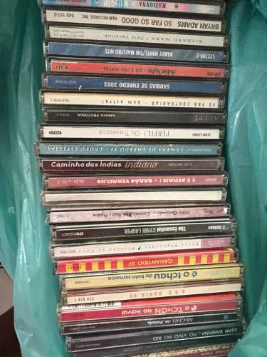 Acervo de CDs e DVDs Músicas e filmes. 