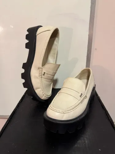 Mocassim tratorado cor creme Santa lolla