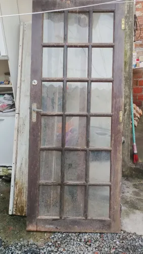 Porta c detalhe de vidro