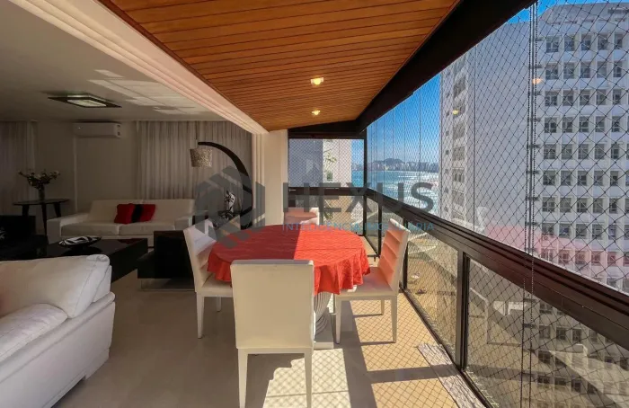 Apartamento reformado com varanda vista mar e lazer na beira mar da região do Morro do Mal