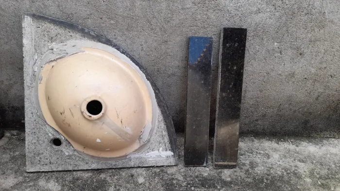 Vendo Pia/Lavatório de canto 50cm por 50cm e 80cm de circunferência