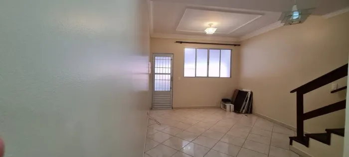 Casa á venda com 2 dormitórios, no condomínio Vila Rubi bairro Jardim Martins, J