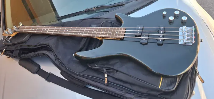 Baixo Ibanez GSR200BK
