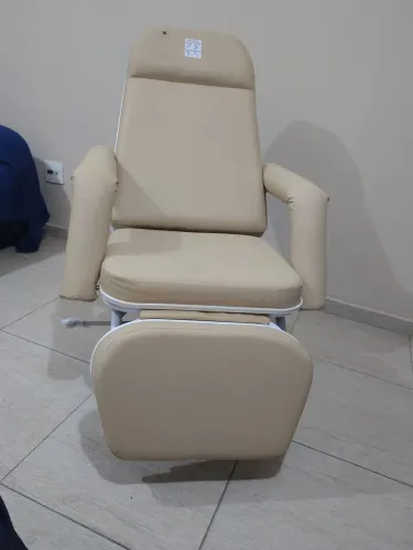 Poltrona reclinável hospitalar sem uso.