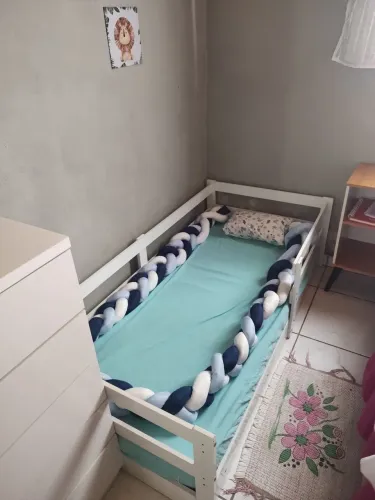 cama montessoriana infantil