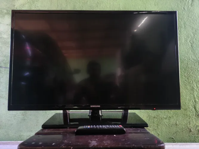 TV Samsung 32" LED UN32FH4205G - defeito na tela (para peças)