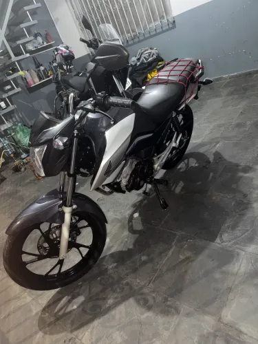 Titan 160 cinza